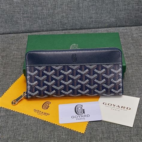 The Saint-Pierre card wallet is a complete wallet for organising cards, papers and also notes with its large pocket. . Womens goyard wallet